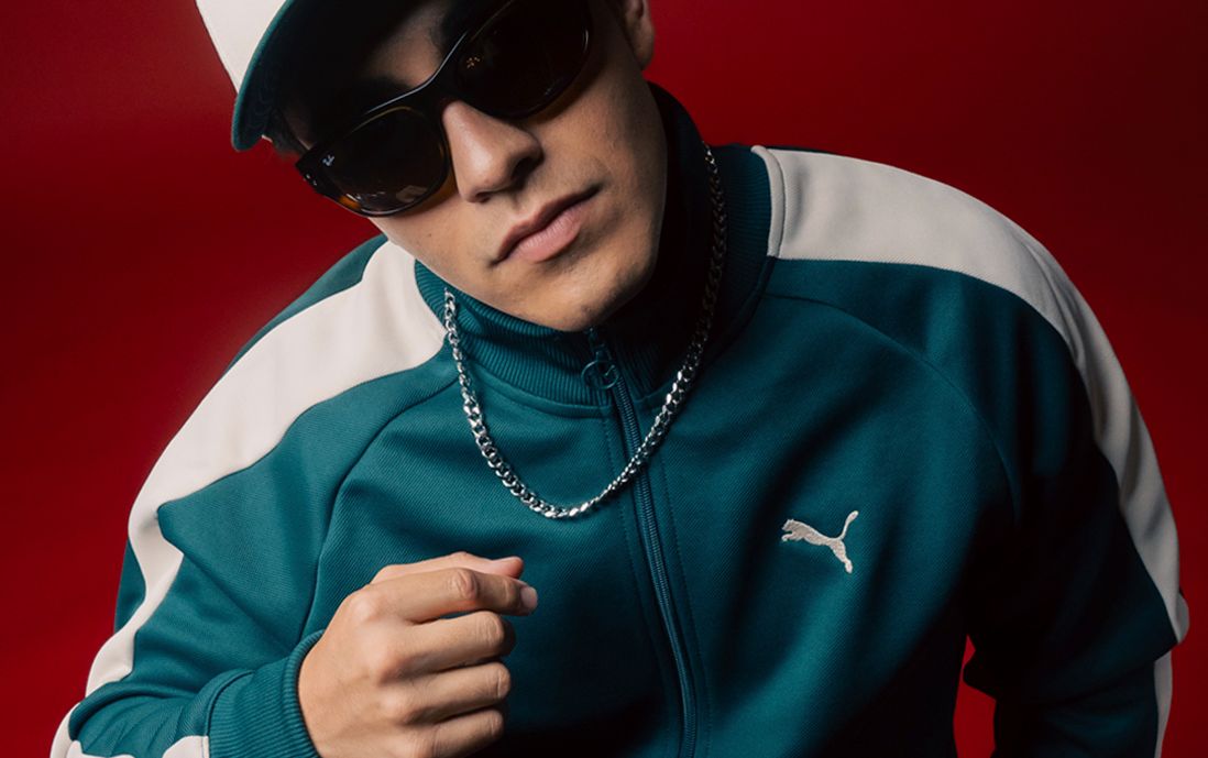 Lanzamiento de conjunto casual de Puma para hombre en color verde con franja y logo en blanco. 